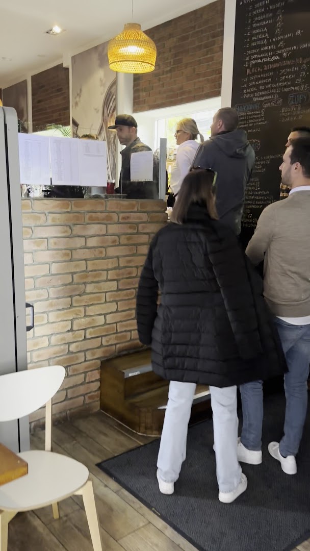 Lada baru mlecznego, goście składają zamówienie