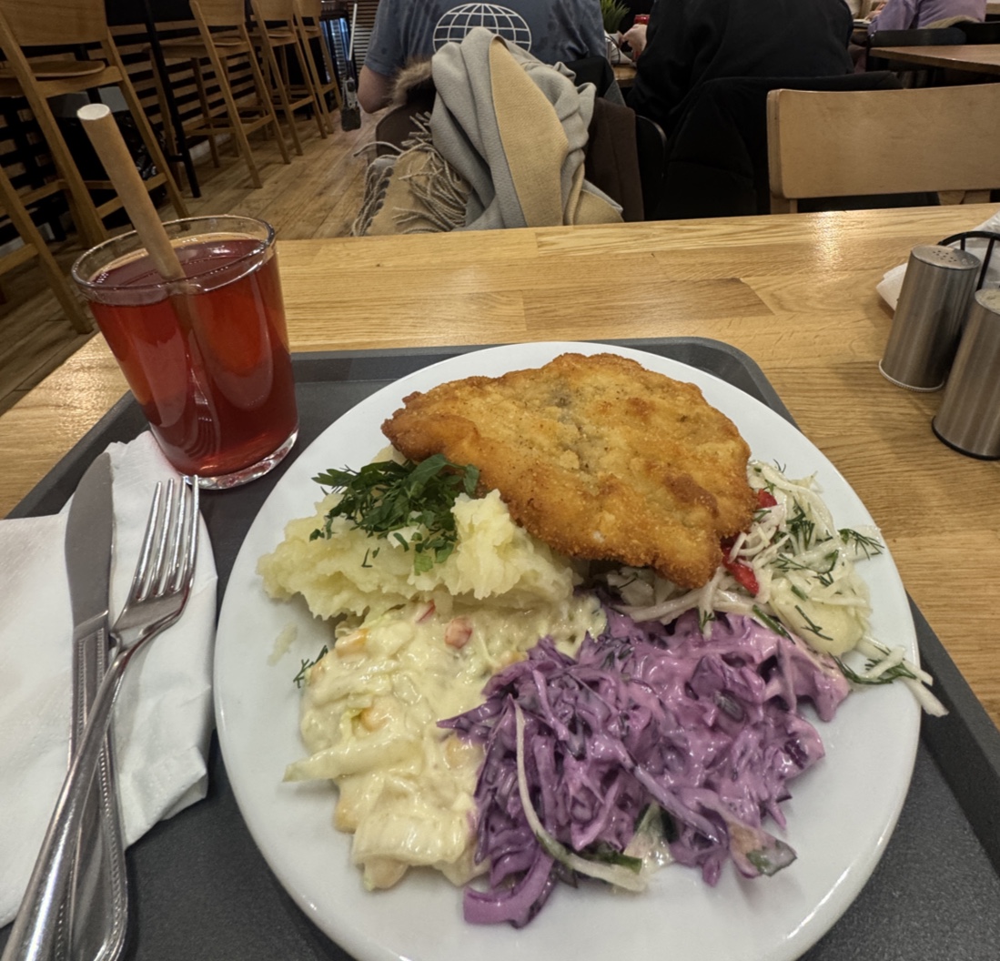 Kotlet schabowy z puree i czerwoną kapustą